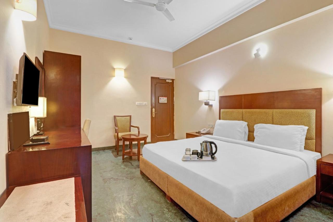 Oyo Townhouse 934 L'Elegant Hotel & Banquetby Ace Manor Gáziábád Kültér fotó