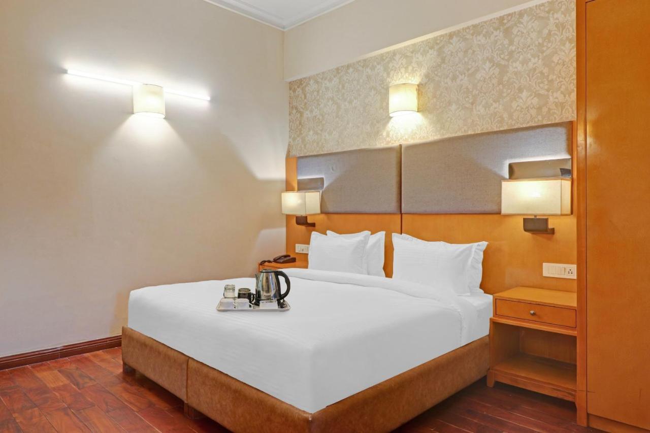 Oyo Townhouse 934 L'Elegant Hotel & Banquetby Ace Manor Gáziábád Kültér fotó