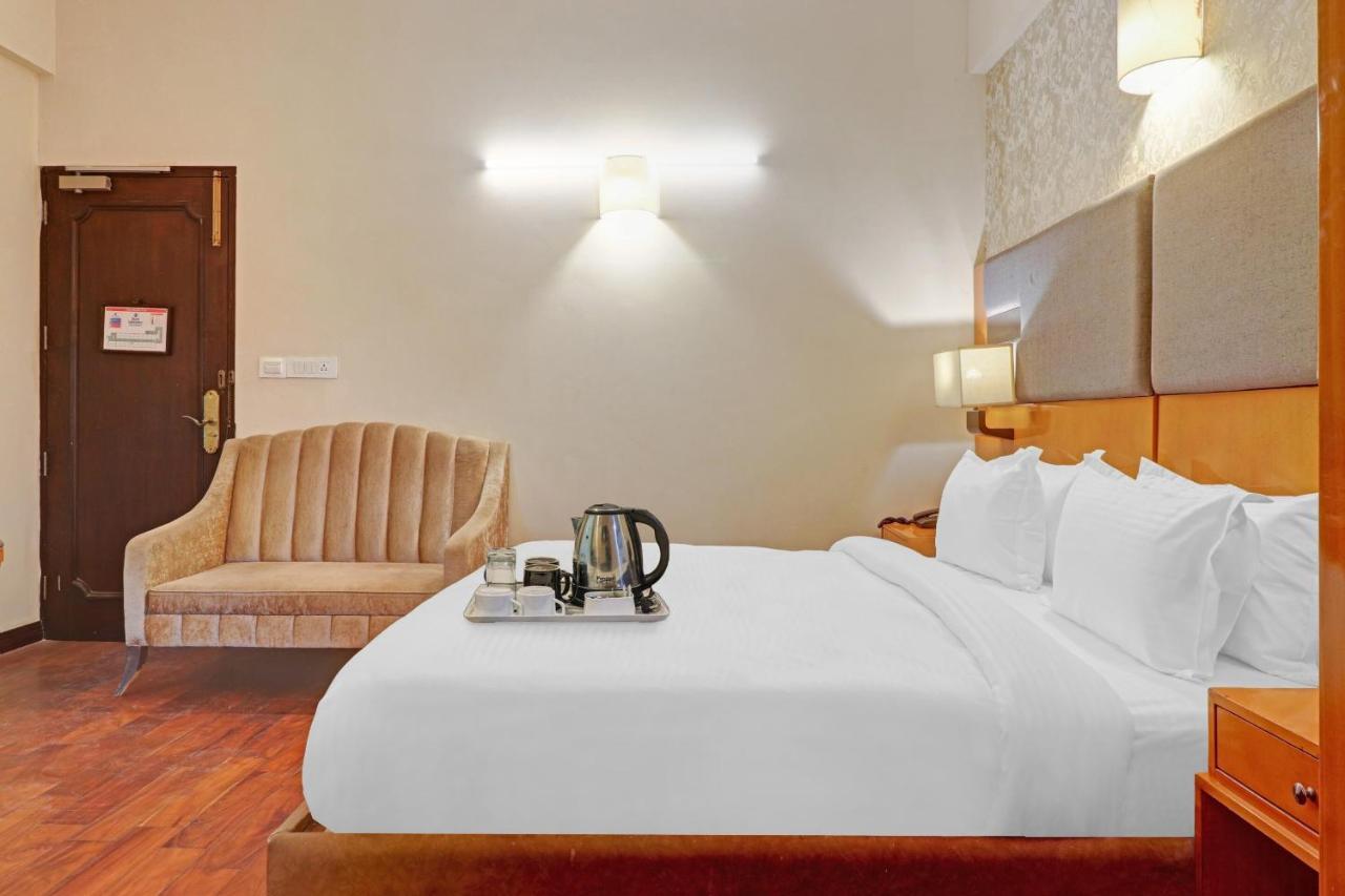 Oyo Townhouse 934 L'Elegant Hotel & Banquetby Ace Manor Gáziábád Kültér fotó